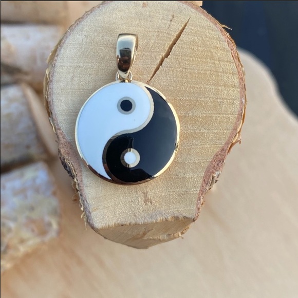14k Yellow Gold Enamel Yin Yang Charm Pendant - Picture 6 of 8